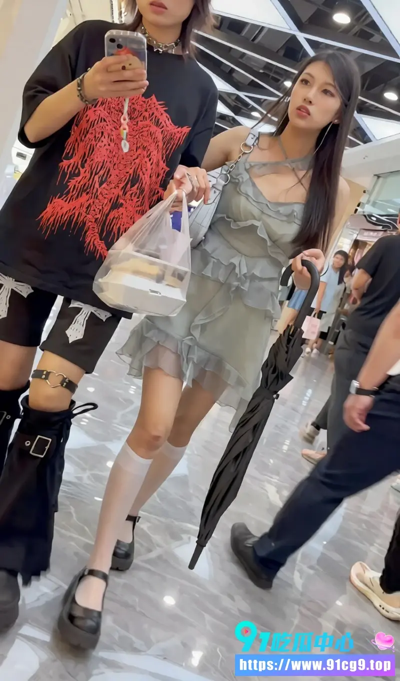 【偷拍资源】灰色荷叶边长裙美女和闺蜜商场闲逛 短白丝紫色内内前后抄底细节满满 (4).webp