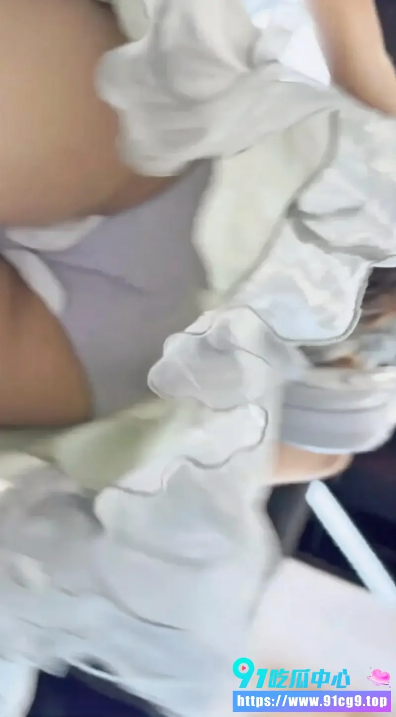 【偷拍资源】灰色荷叶边长裙美女和闺蜜商场闲逛 短白丝紫色内内前后抄底细节满满 (2).webp