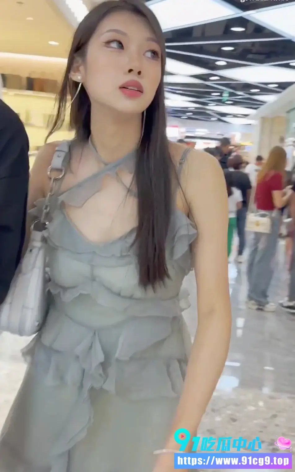 【偷拍资源】灰色荷叶边长裙美女和闺蜜商场闲逛 短白丝紫色内内前后抄底细节满满 (1).webp