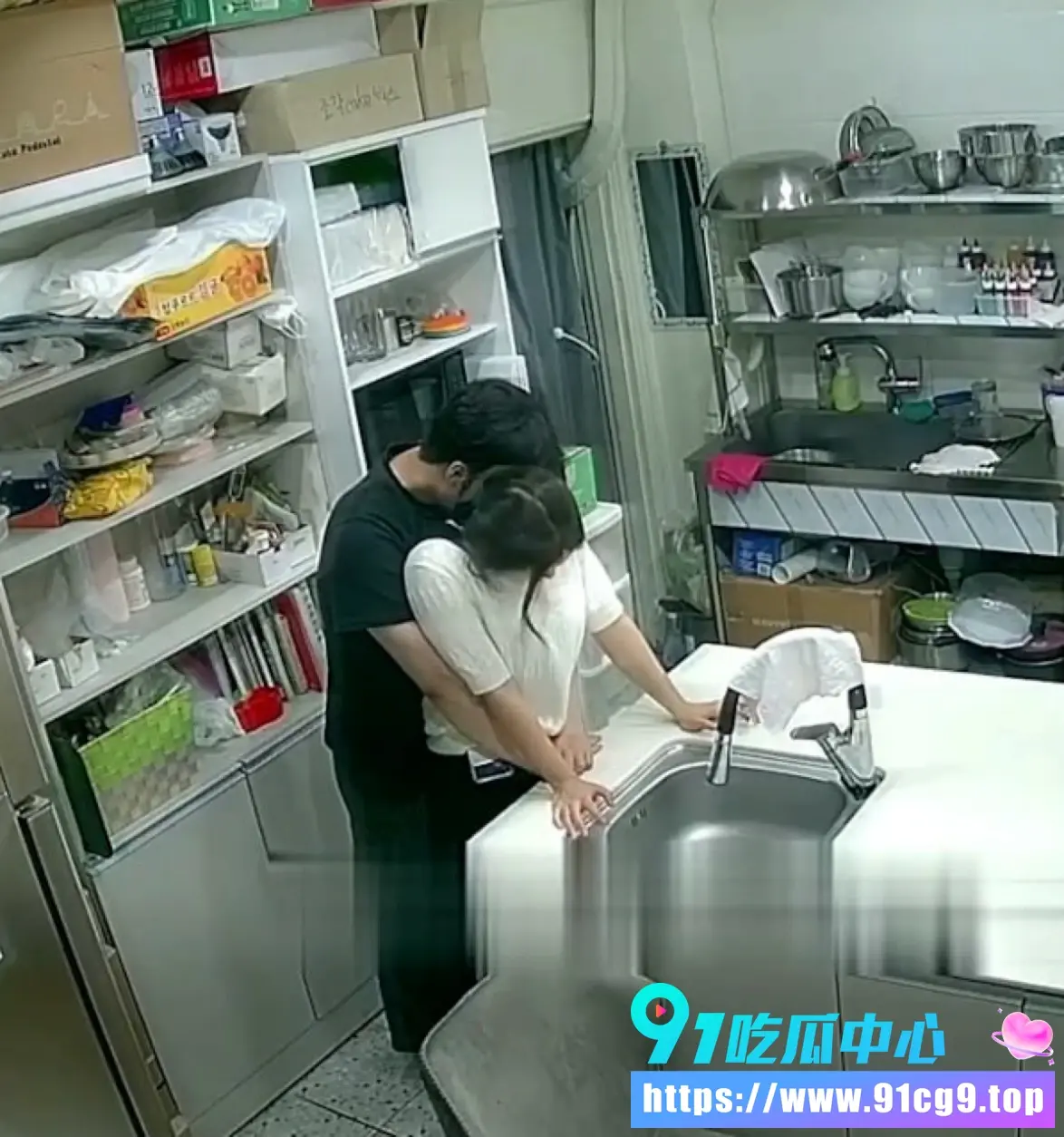黑客破解蛋糕店内部摄像头 离异老板娘下班后厨勾引男店员 偷情啪啪 视频曝光! (1).webp