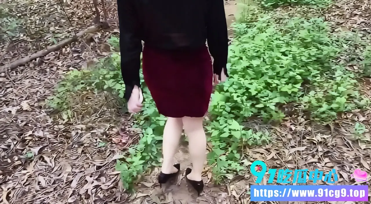 【网黄福利】推特高颜值网黄 萌崽儿 野外车震视频流出 高冷女上司短裙后入猛操内射 (6).webp