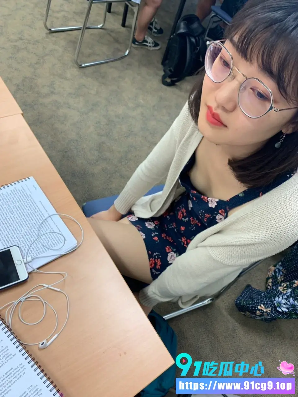 象牙塔也崩塌了!青藤双语实验学校美女老师林曼私密视频流出 知性人设彻底翻车! (1).webp