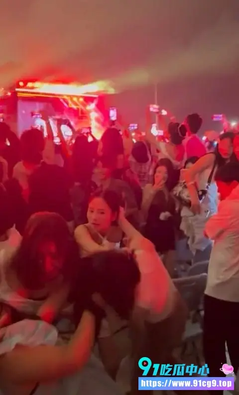 巨星引爆全场乱斗❓️权志龙演唱会澳门场 女粉为偶像变身母老虎 现场互殴 演唱会变角斗场 (8).webp