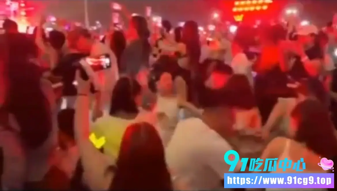 巨星引爆全场乱斗❓️权志龙演唱会澳门场 女粉为偶像变身母老虎 现场互殴 演唱会变角斗场 (2).webp