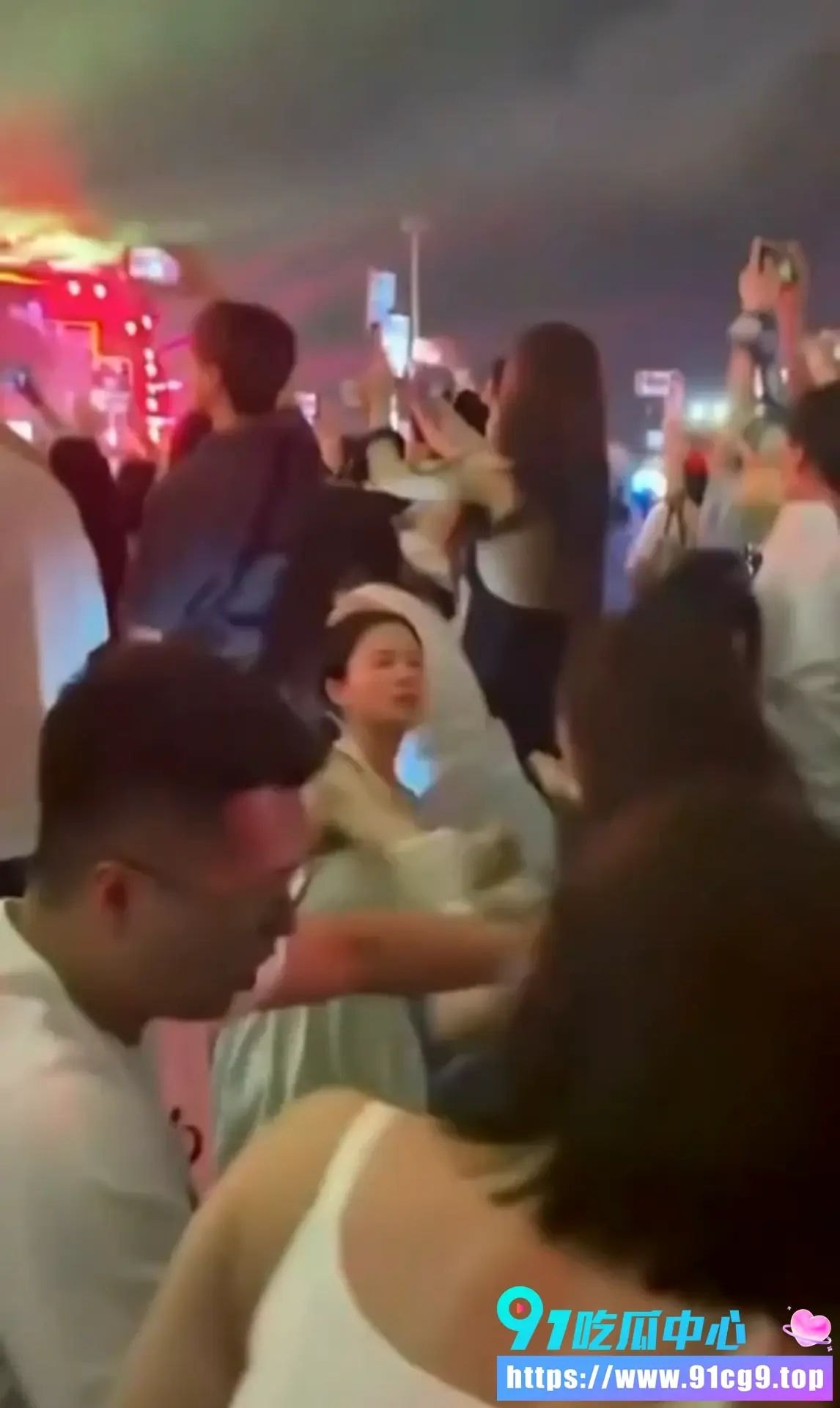 巨星引爆全场乱斗❓️权志龙演唱会澳门场 女粉为偶像变身母老虎 现场互殴 演唱会变角斗场 (5).webp