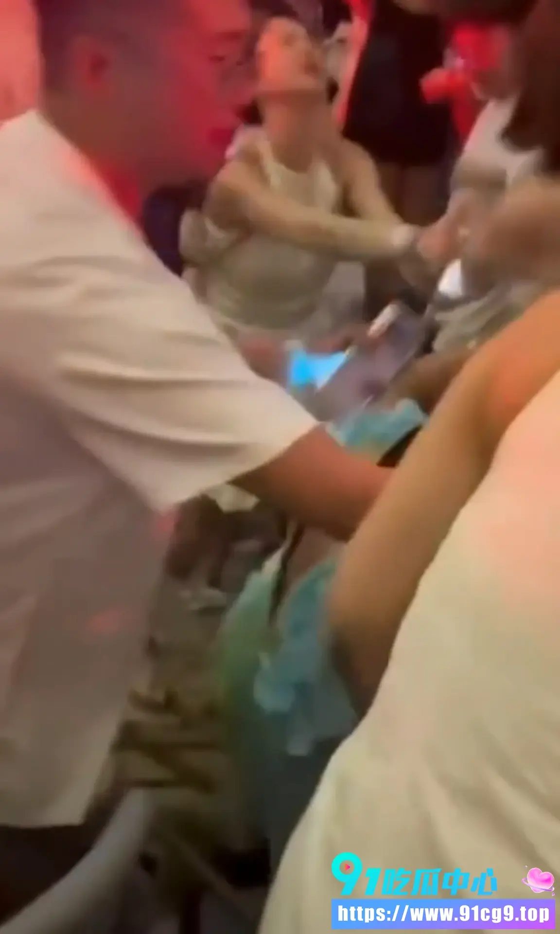 巨星引爆全场乱斗❓️权志龙演唱会澳门场 女粉为偶像变身母老虎 现场互殴 演唱会变角斗场 (6).webp