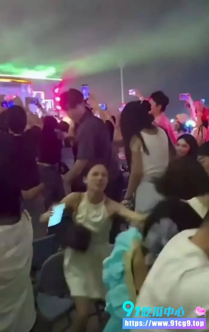 巨星引爆全场乱斗❓️权志龙演唱会澳门场 女粉为偶像变身母老虎 现场互殴 演唱会变角斗场 (7).webp