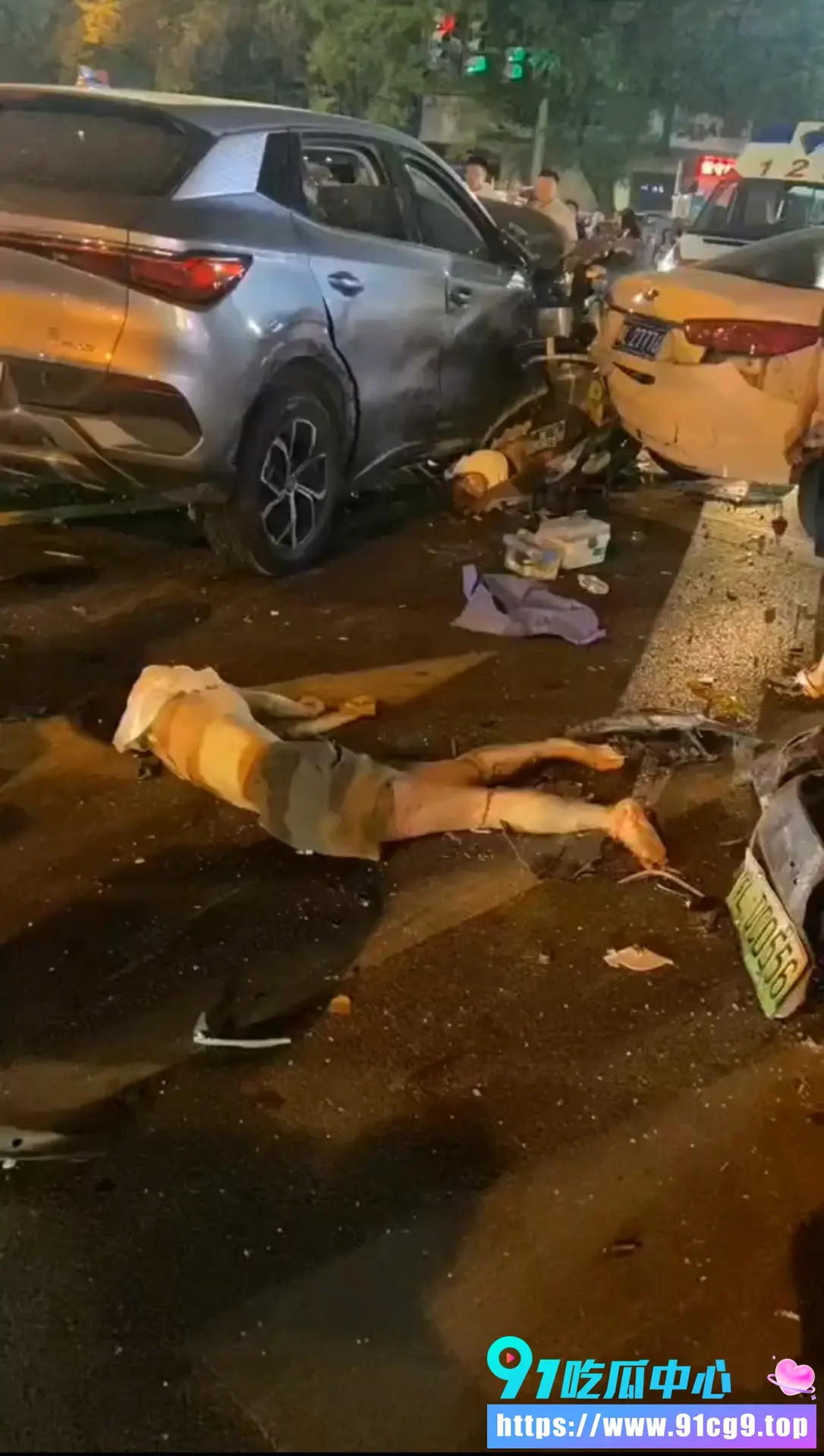 河南漯河五一路严重车祸!🚗三名女士不幸身亡 现场一片狼藉 出行安全再敲警钟 (1).webp