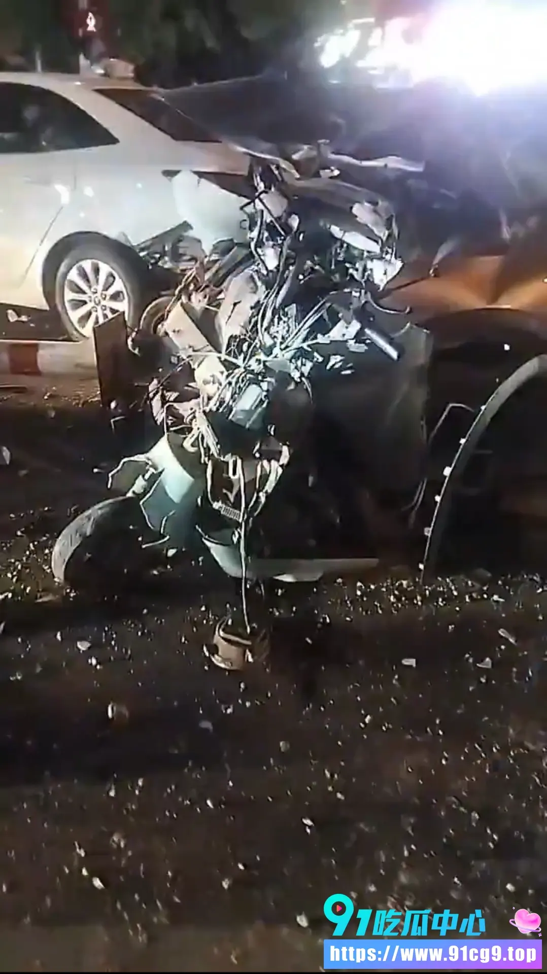 河南漯河五一路严重车祸!🚗三名女士不幸身亡 现场一片狼藉 出行安全再敲警钟 (3).webp