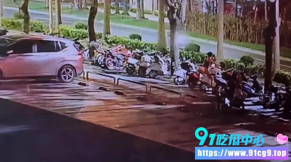 电动车也能被男子强暴?!🚲座垫留下作案避孕套 监控画面彻底震碎三观 (5).webp