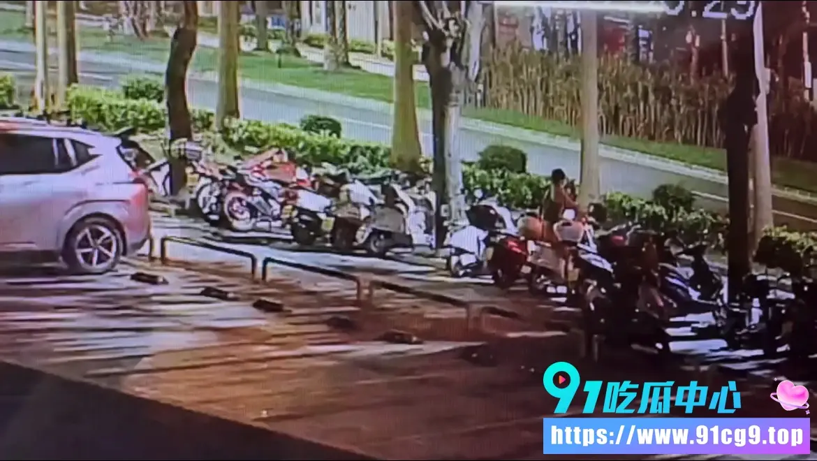 电动车也能被男子强暴?!🚲座垫留下作案避孕套 监控画面彻底震碎三观 (4).webp