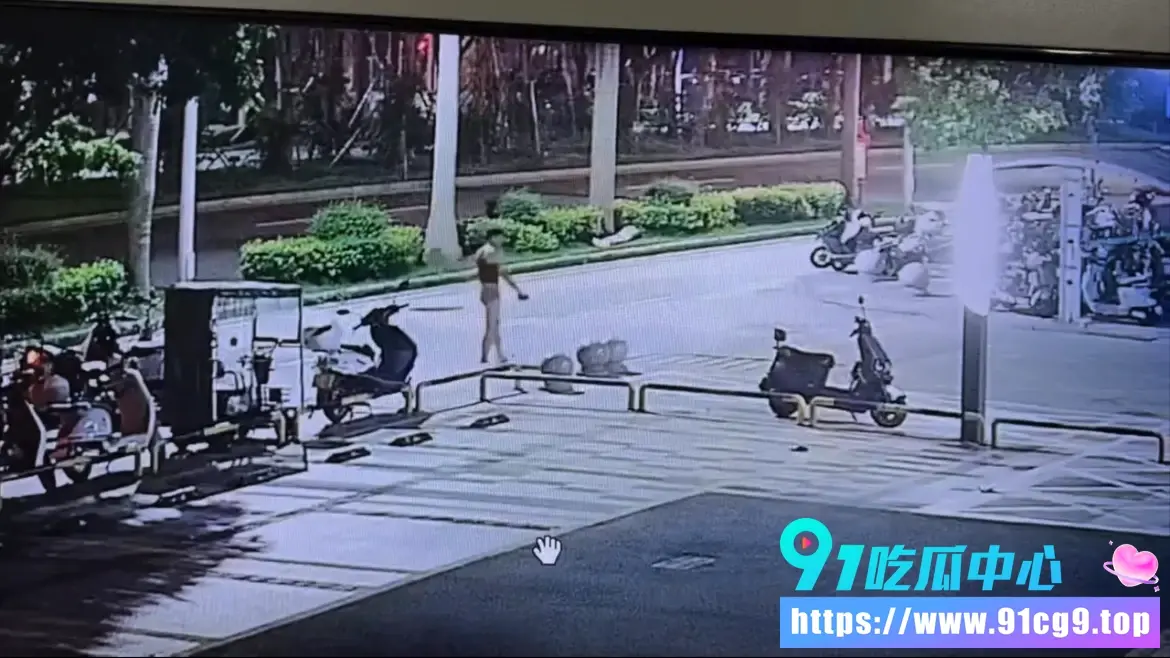 电动车也能被男子强暴?!🚲座垫留下作案避孕套 监控画面彻底震碎三观 (3).webp