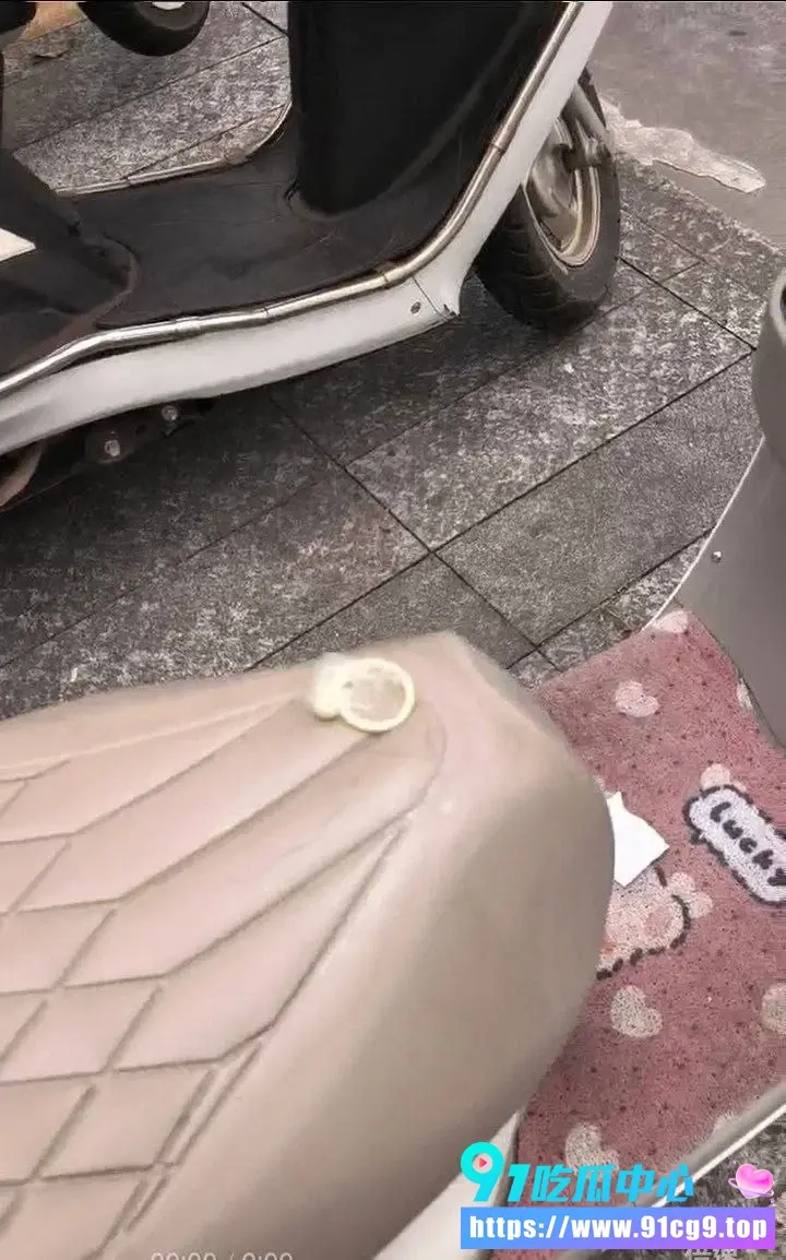 电动车也能被男子强暴?!🚲座垫留下作案避孕套 监控画面彻底震碎三观 (2).webp
