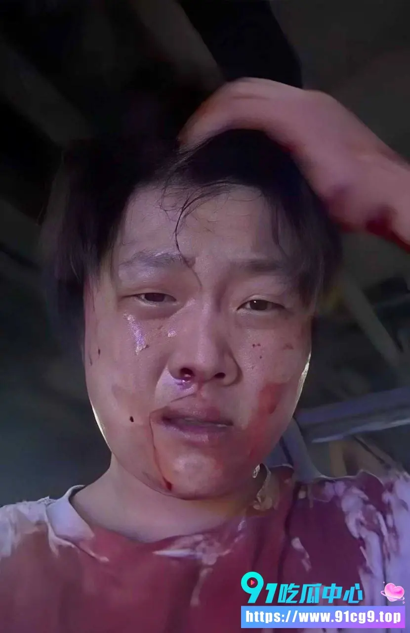 深圳抖音网红 赵俊逸 惨遭社会围殴毒打👊满脸是血画面太辣眼 到底是真挨揍还是炒作? (7).webp