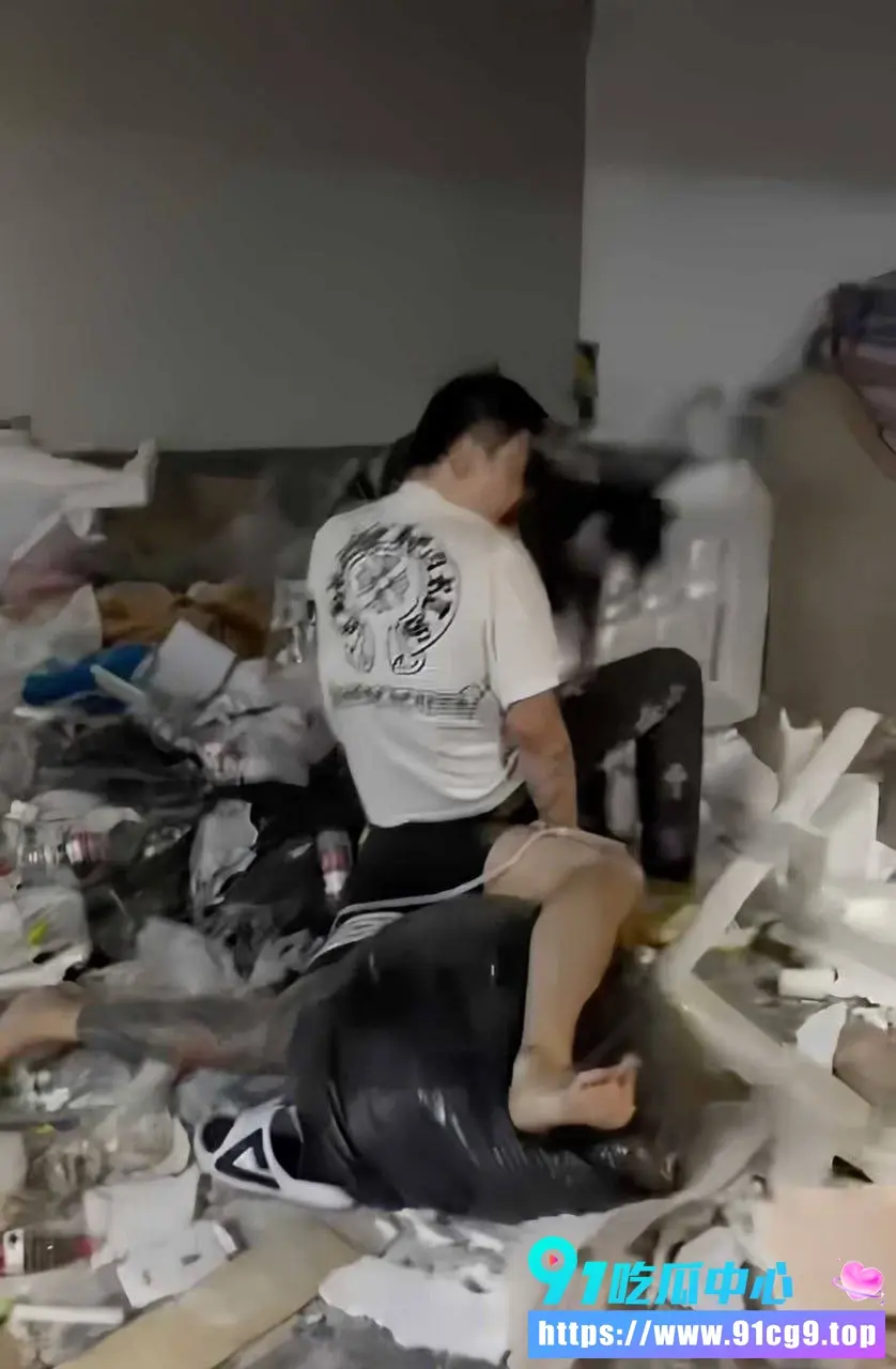 深圳抖音网红 赵俊逸 惨遭社会围殴毒打👊满脸是血画面太辣眼 到底是真挨揍还是炒作? (8).webp