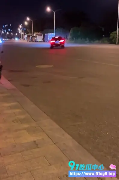 苏州小米SU7严重车祸 蠢逼司机深夜玩160码过弯!🚗💥撞飞护栏爆缸 残骸满地太惨烈 (3).webp