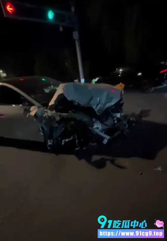 苏州小米SU7严重车祸 蠢逼司机深夜玩160码过弯!🚗💥撞飞护栏爆缸 残骸满地太惨烈 (1).webp