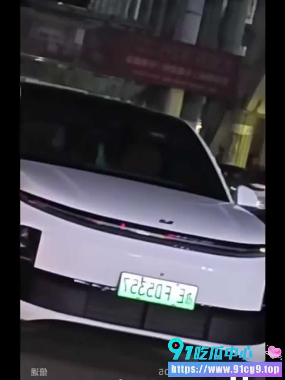 街头电车旁车震被偷拍!📱离异骚女勾搭有妇之夫酒店开房后车内狂干太丢人 (6).jpg
