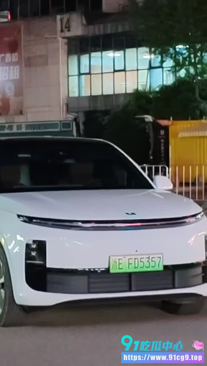 街头电车旁车震被偷拍!📱离异骚女勾搭有妇之夫酒店开房后车内狂干太丢人 (7).jpg