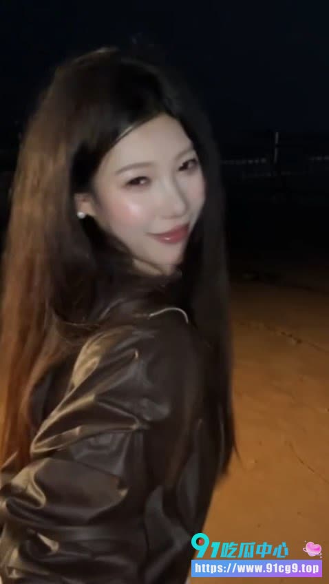 天才妙蛙种子深夜街头裸爬,红丁字裤反差也太顶了? (3).jpg