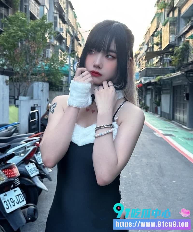 05年女大学生 草莓小宝🍓为两万片酬下海拍片 稚嫩玉体被多体位猛干 画面妖娆入骨 (1).jpg
