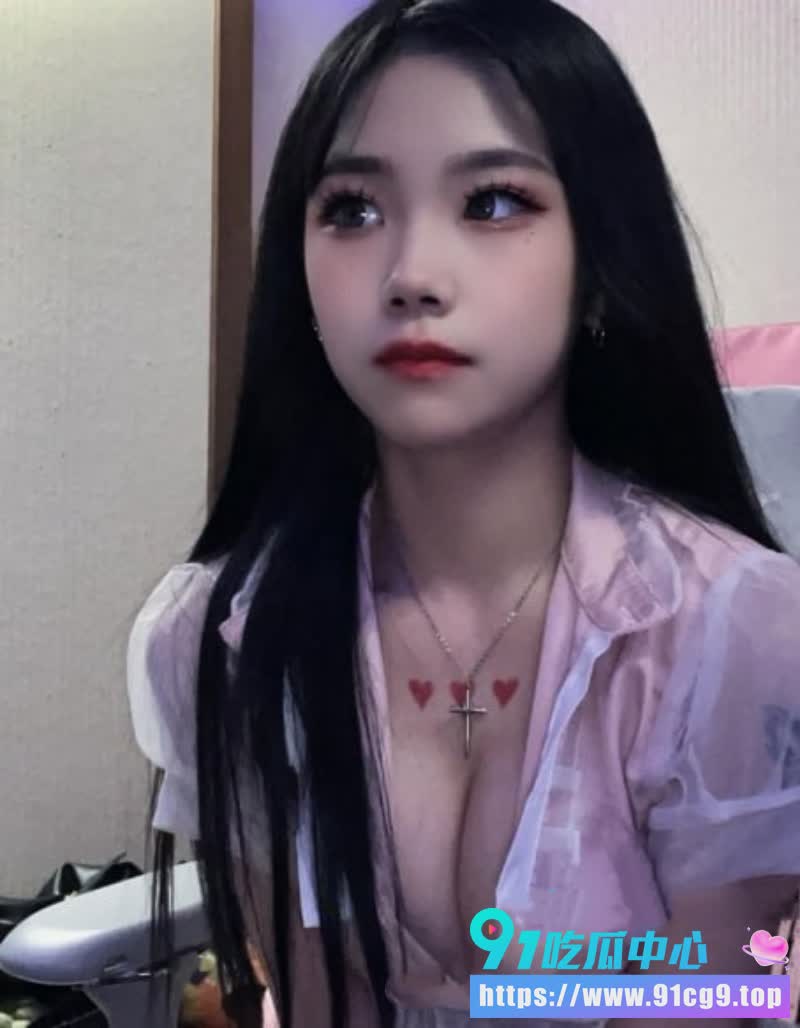 05年女大学生 草莓小宝🍓为两万片酬下海拍片 稚嫩玉体被多体位猛干 画面妖娆入骨 (2).jpg