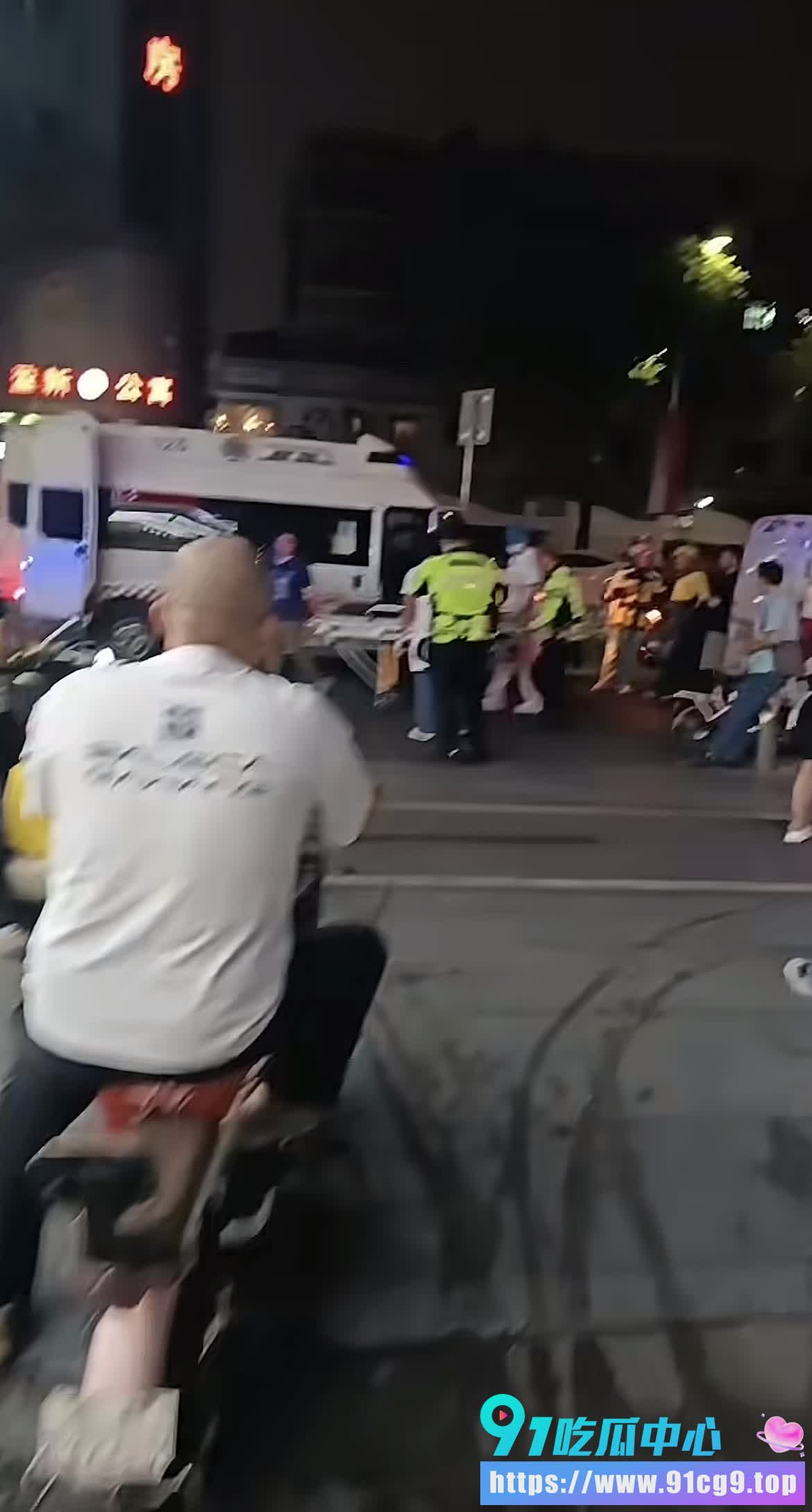 山西洪洞街头 外卖女骑手惨遭大货车当场碾碎!😱现场曝光让人腿软 (4).jpg