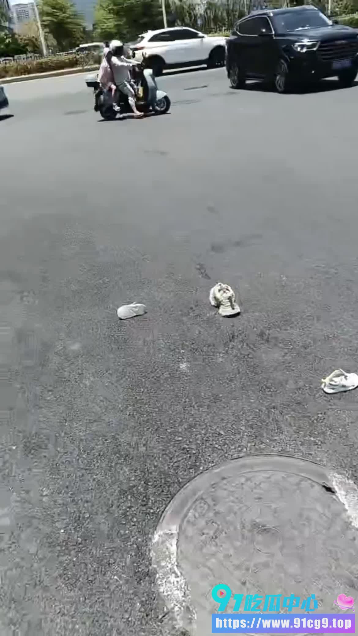 海南三亚大悦城血案 一男子持刀将女子捅倒在地 血流不止🩸究竟有什么仇什么怨? (2).jpg