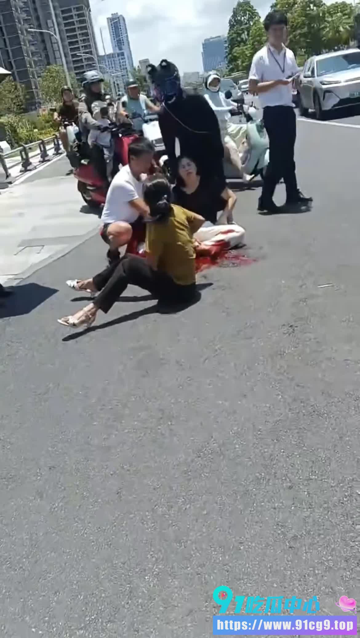 海南三亚大悦城血案 一男子持刀将女子捅倒在地 血流不止🩸究竟有什么仇什么怨? (1).jpg