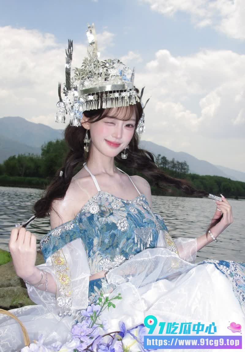 抖音COSPLAY网红萌妹 萌一个 大战黑人巨屌 各种资质被干到扫脚不断! (1).jpg