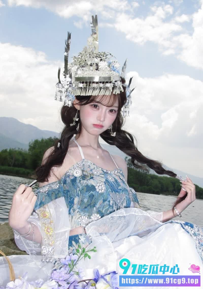 抖音COSPLAY网红萌妹 萌一个 大战黑人巨屌 各种资质被干到扫脚不断! (3).jpg