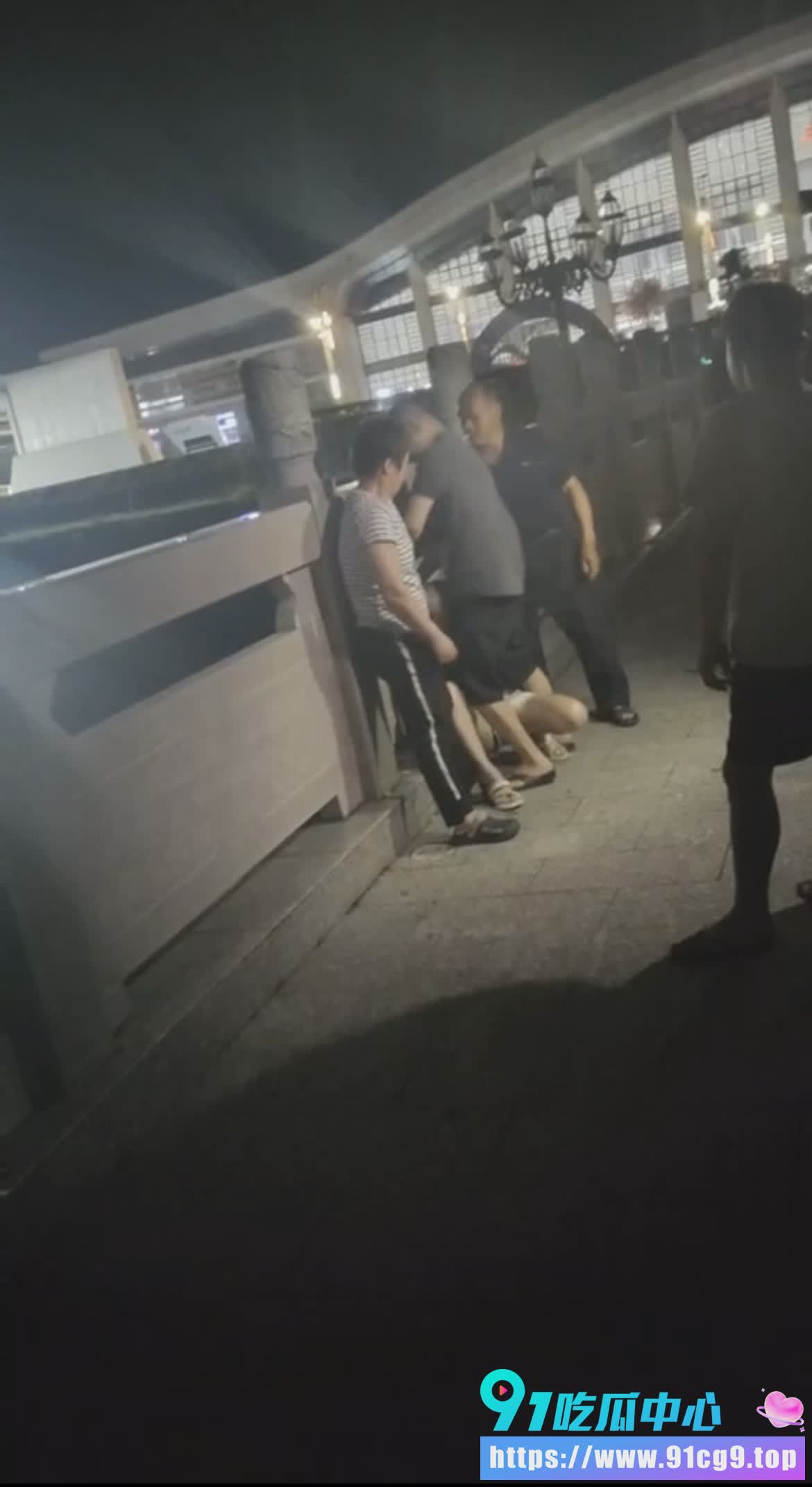 捉奸战术升级?😏原配女带大伯哥去公园抓偷情老头 当众暴打小三 引数十人围观 (1).jpg