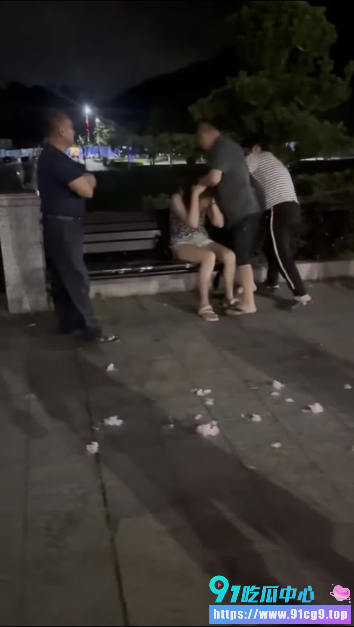 捉奸战术升级?😏原配女带大伯哥去公园抓偷情老头 当众暴打小三 引数十人围观 (7).jpg