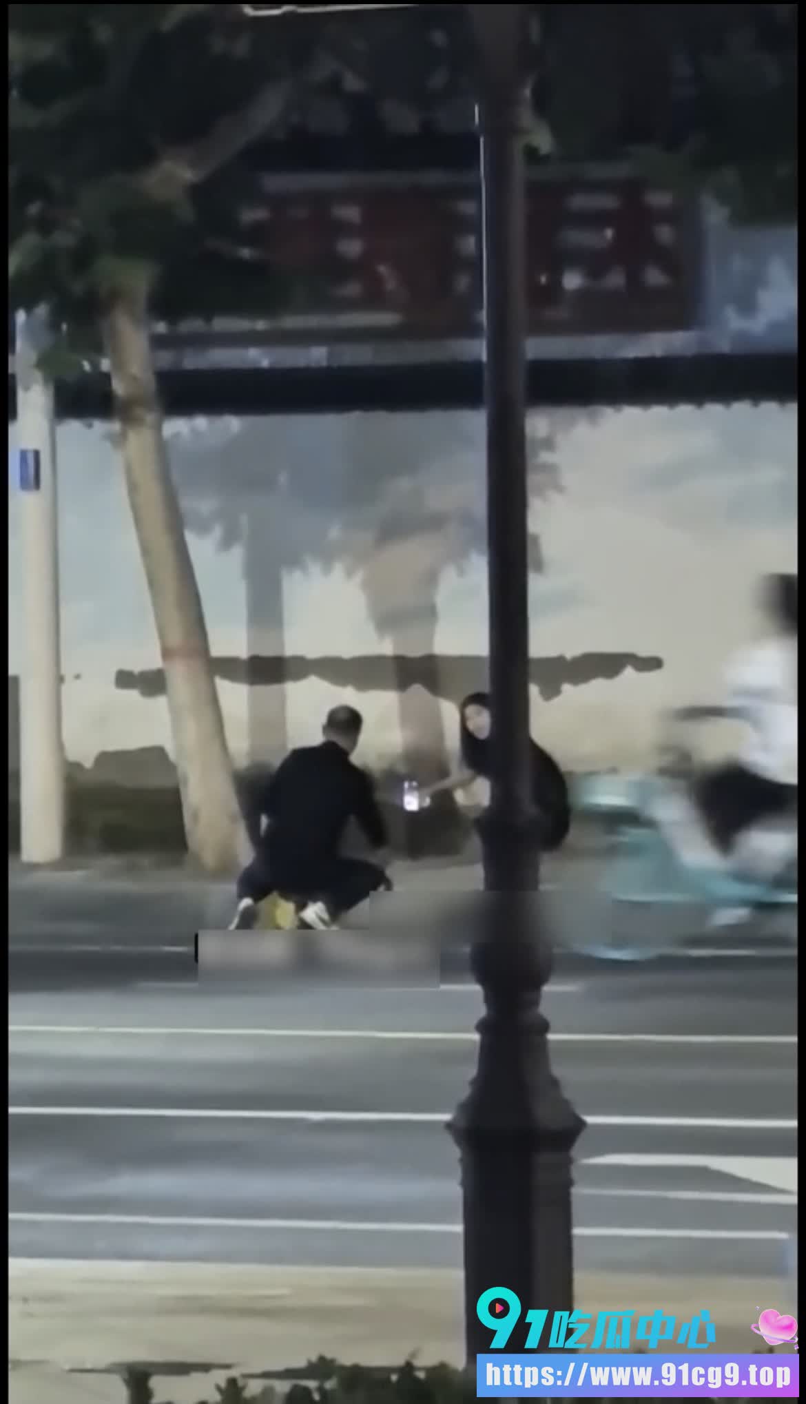 马路边玩女王sm调教!🐶男子当众下跪开直播 被路人拍下 是脸都不要了? (6).jpg