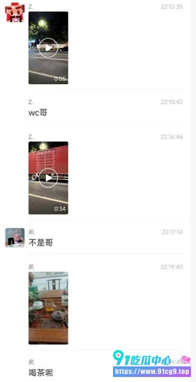 马路边玩女王sm调教!🐶男子当众下跪开直播 被路人拍下 是脸都不要了? (1).JPG