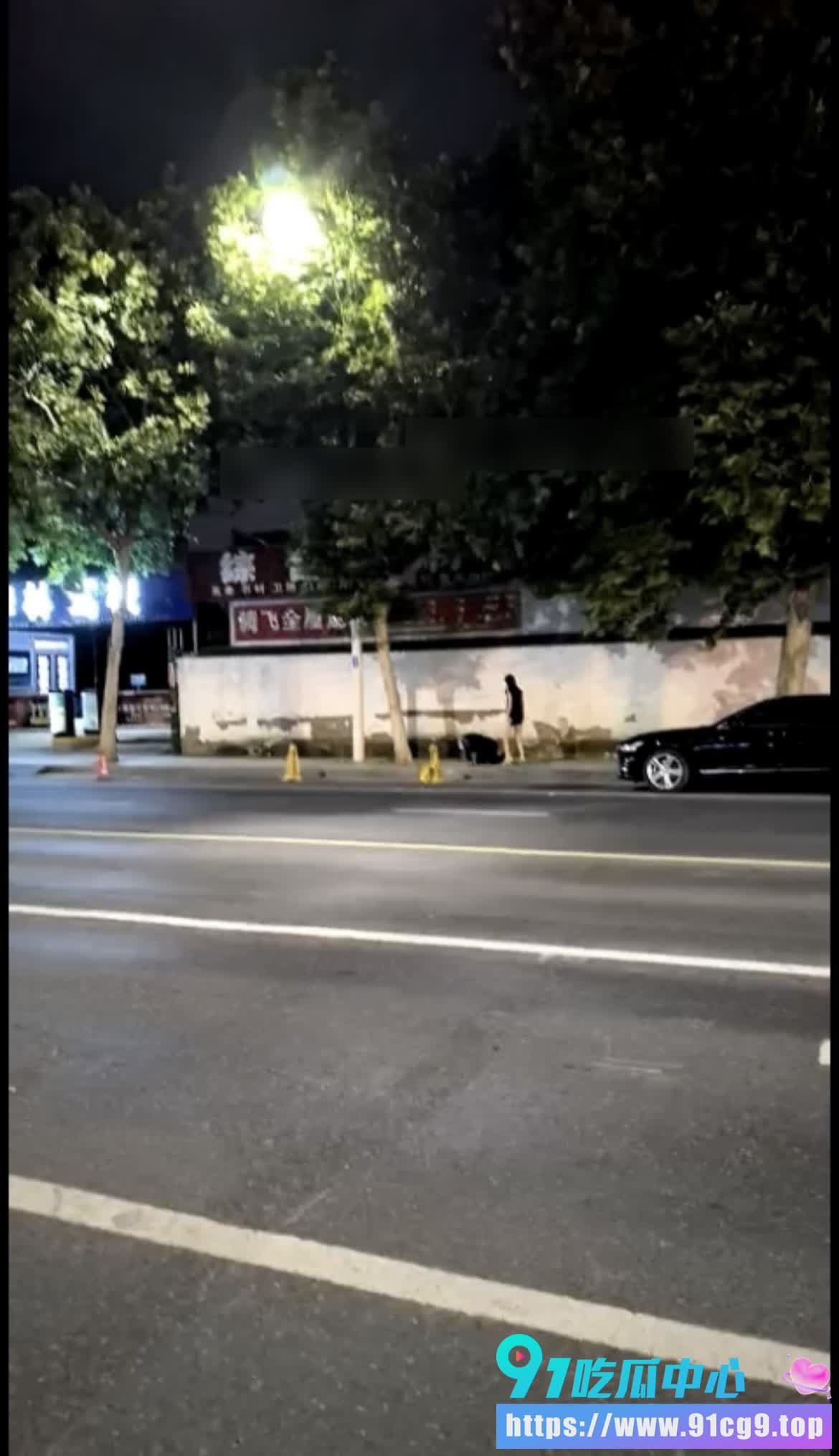 马路边玩女王sm调教!🐶男子当众下跪开直播 被路人拍下 是脸都不要了? (2).jpg