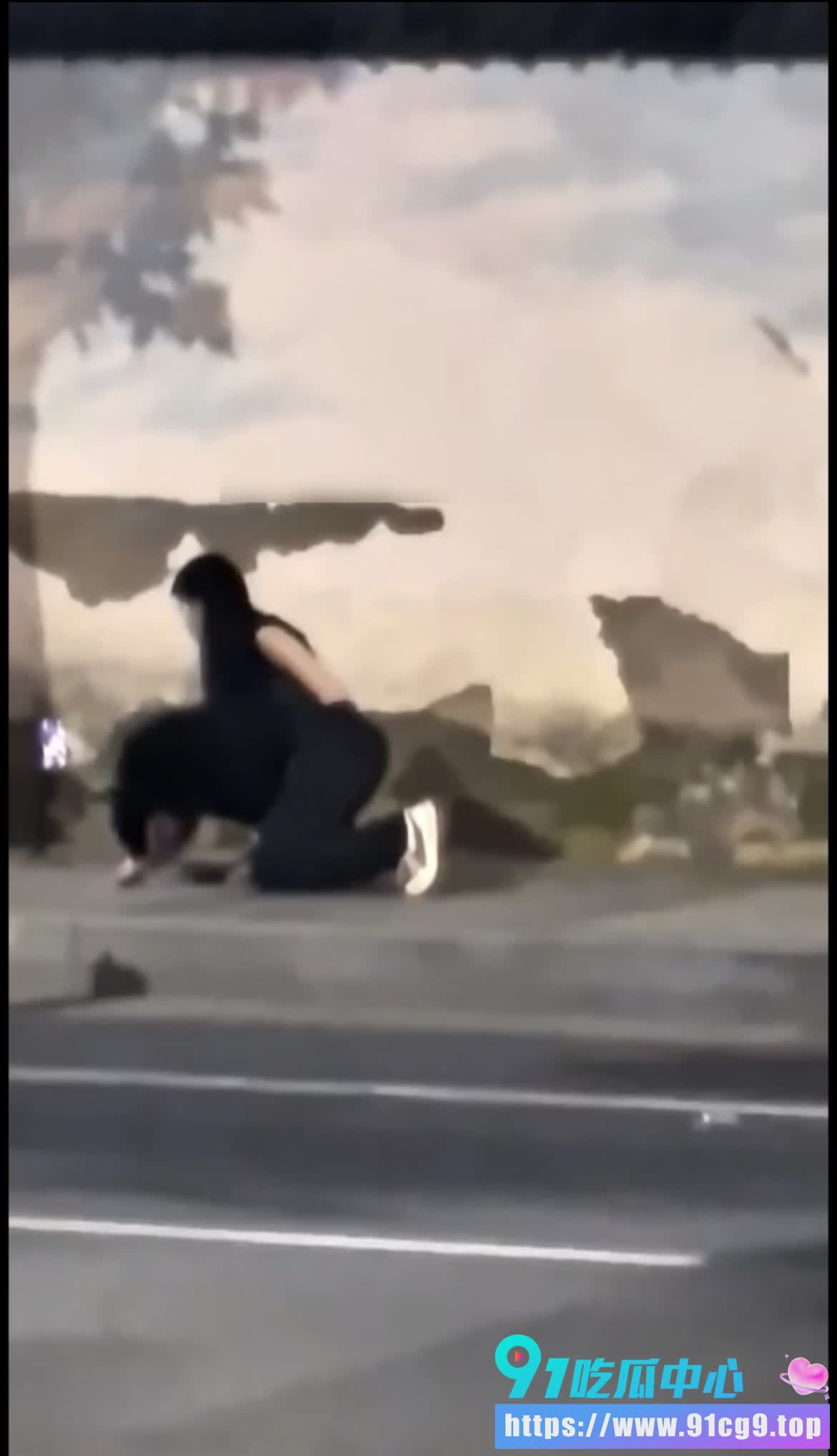马路边玩女王sm调教!🐶男子当众下跪开直播 被路人拍下 是脸都不要了? (4).jpg