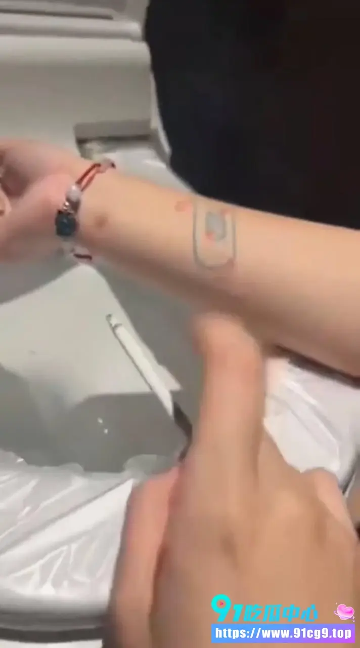 马桶女孩 马桶妹割腕事件曝光 女孩称自伤为“花刀” 说话语气轻飘飘明显嗑药状态 (1).webp