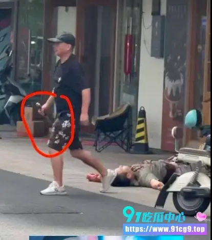 浙江杭州弗雷德广场持刀伤人合集 7月13日中午发生恶性砍人事件 行凶者倒地后仍对尸体补刀 (1).webp