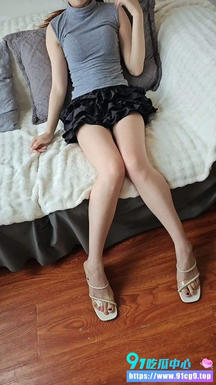 嫂子回家故意翘起丰满圆臀勾引小叔子 忍不住就地猛干 各种姿势狂野抽插禁忌快感拉满 (5).webp