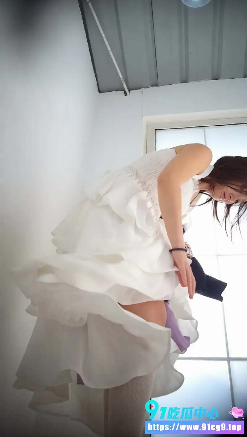 美女如云街边女公厕真实偷拍 多位小姐姐们方便换衣放尿全露脸多角度曝光! (2).webp