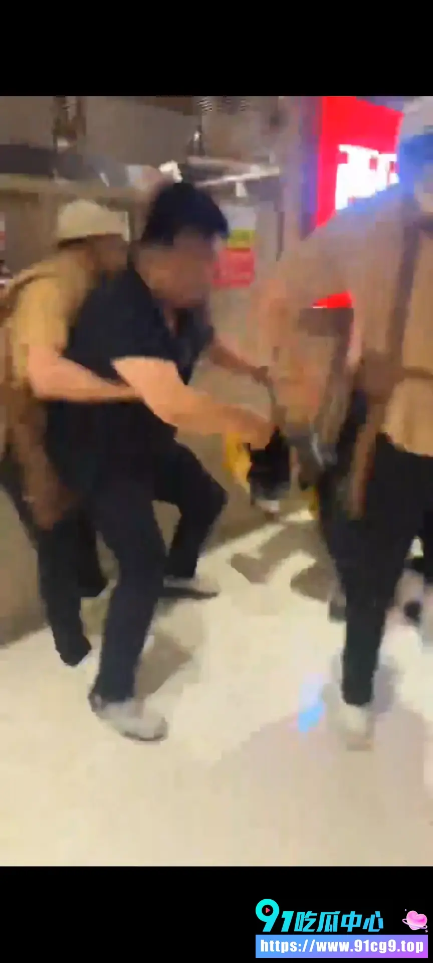 外卖小哥催个单 被店员按地上拿头盔砸_2.webp
