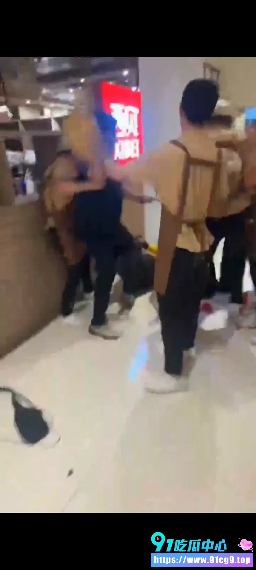 外卖小哥催个单 被店员按地上拿头盔砸.webp
