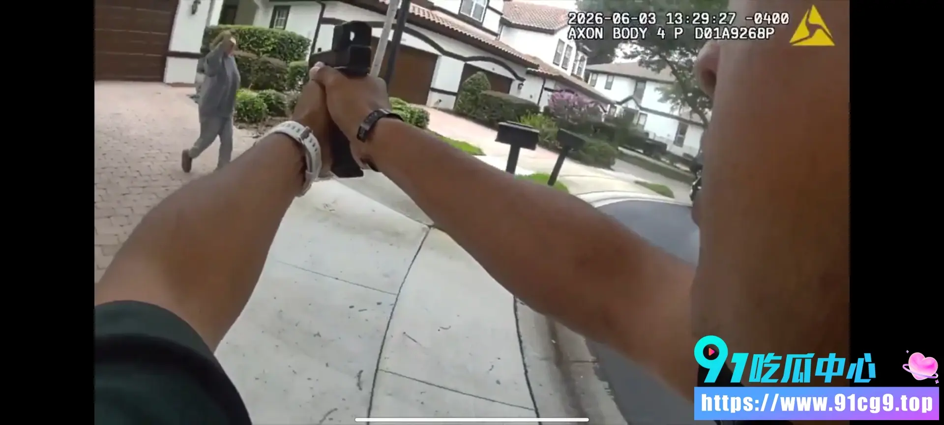 佛州‘刀女’步步紧逼,警察连退十步后开枪:这招‘欲擒故纵’学废了吗?_2.webp