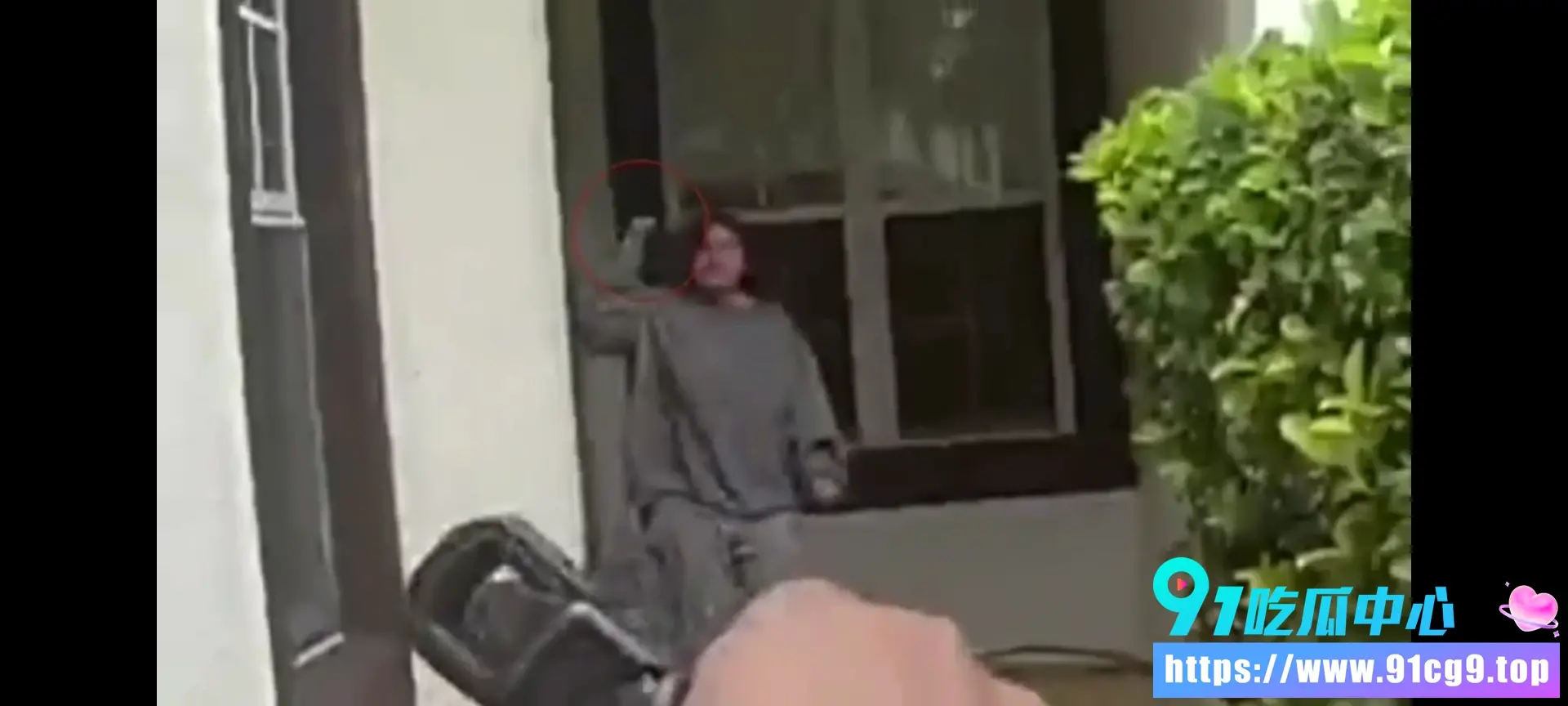 佛州‘刀女’步步紧逼,警察连退十步后开枪:这招‘欲擒故纵’学废了吗?_3.webp