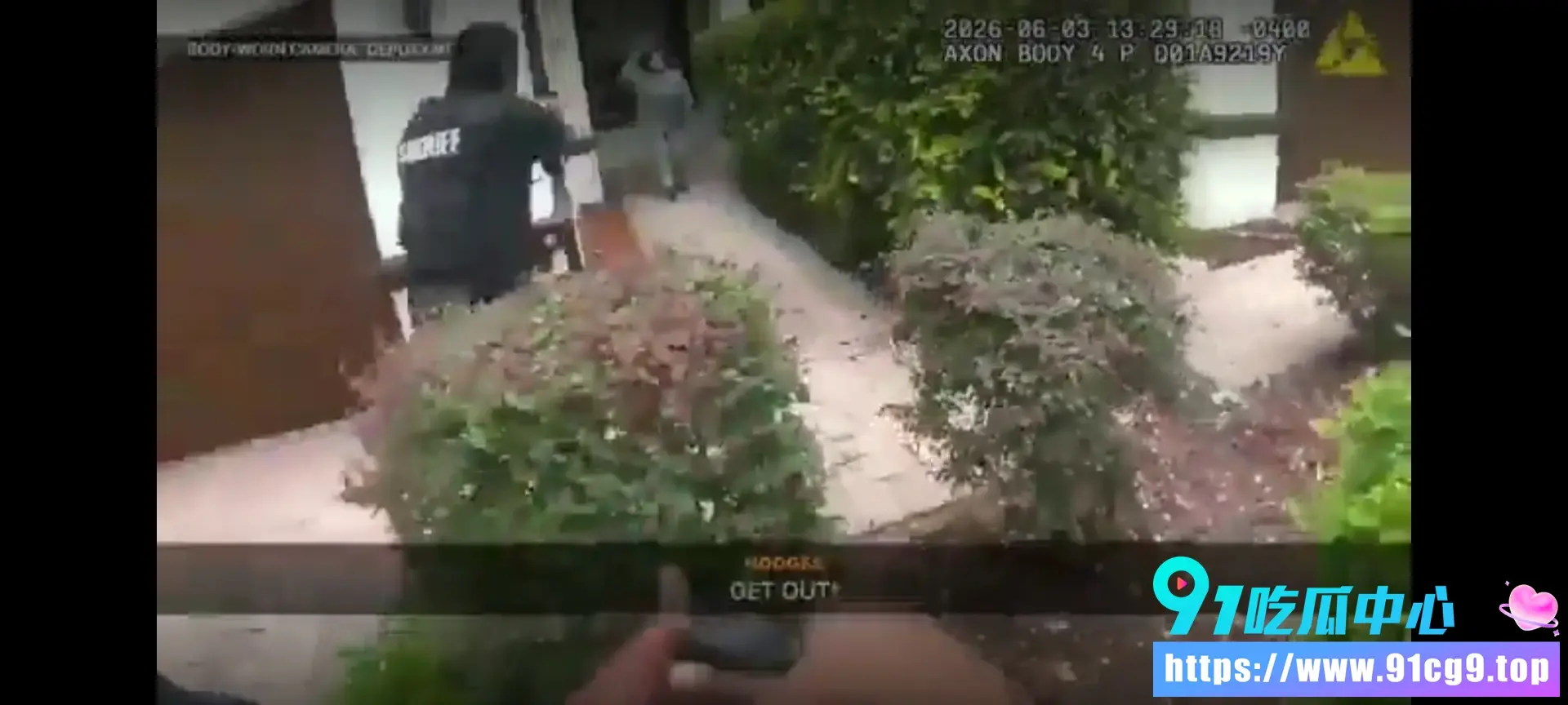 佛州‘刀女’步步紧逼,警察连退十步后开枪:这招‘欲擒故纵’学废了吗?_5.webp