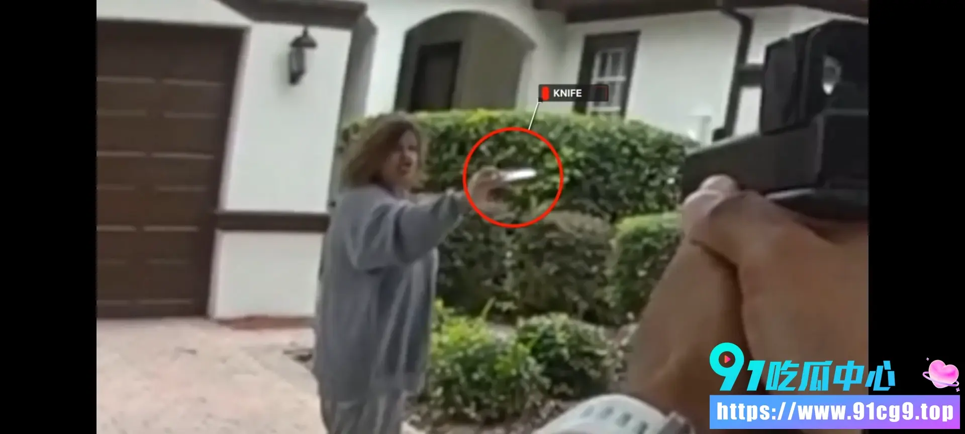 佛州‘刀女’步步紧逼,警察连退十步后开枪:这招‘欲擒故纵’学废了吗?.webp