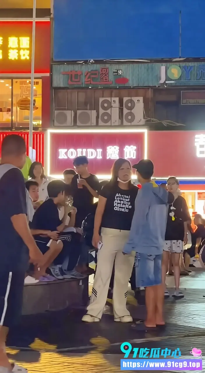 广西北海合浦美人鱼广场男子偶遇前妻与新欢甜蜜逛街 醋意大发当街抓电动车引发混乱 多人拉扯摔倒现场尴尬又戏剧 (1).webp