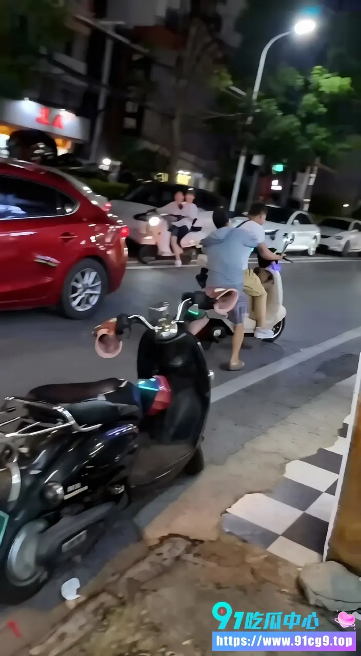 广西北海合浦美人鱼广场男子偶遇前妻与新欢甜蜜逛街 醋意大发当街抓电动车引发混乱 多人拉扯摔倒现场尴尬又戏剧 (5).webp