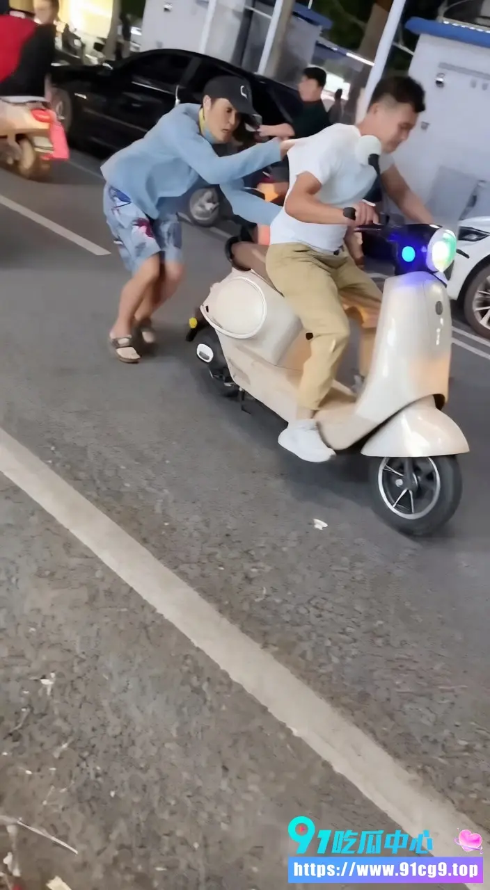 广西北海合浦美人鱼广场男子偶遇前妻与新欢甜蜜逛街 醋意大发当街抓电动车引发混乱 多人拉扯摔倒现场尴尬又戏剧 (3).webp